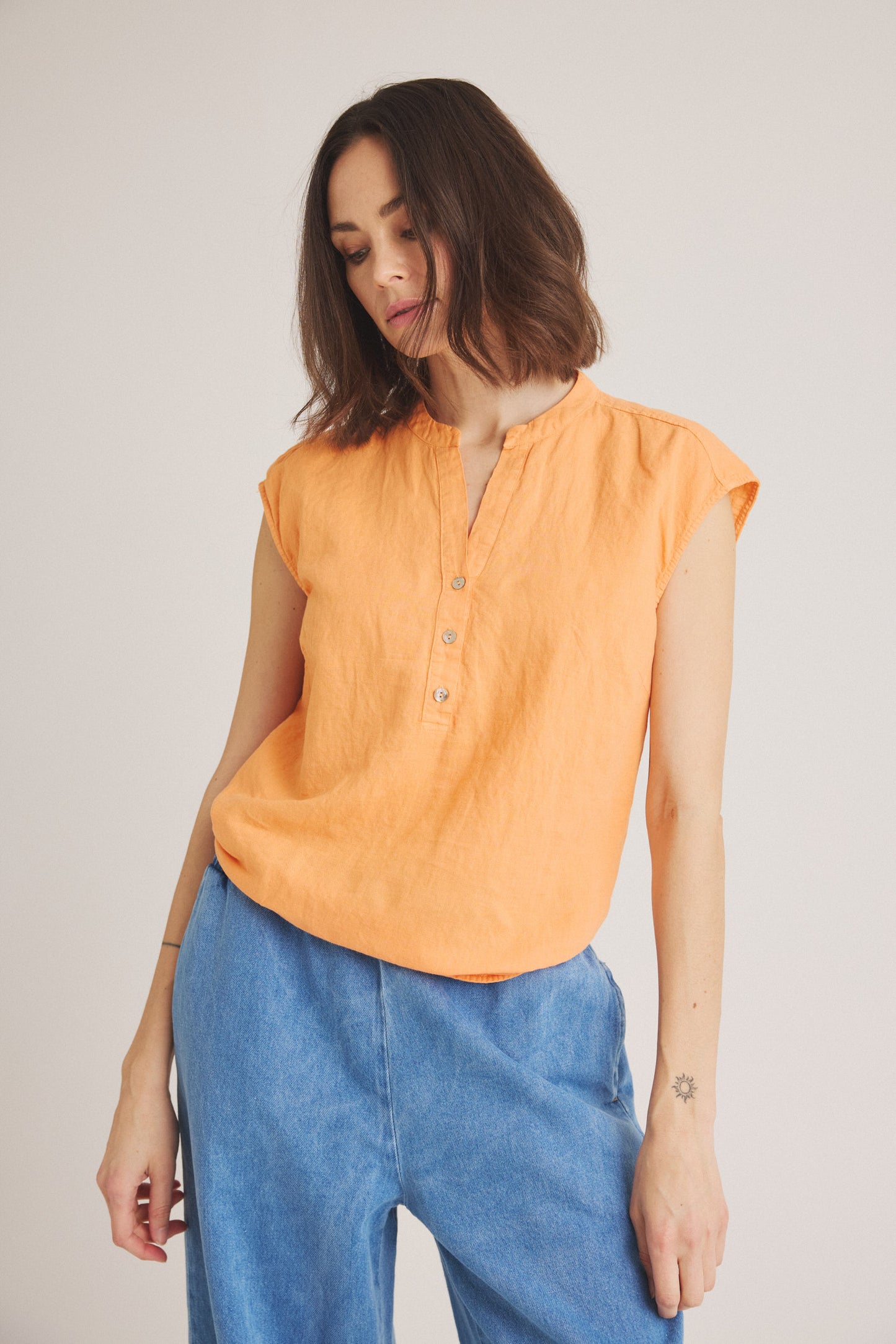 LUXZUZ // ONE TWO Kikantia Top Top 208 Apricot Wash